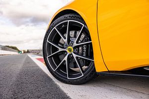 Lotus Emira auf der Rennstrecke von Assen - Autovisie Supertest 2022