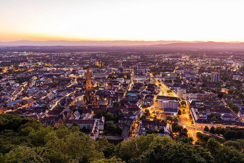 Oude stad van Freiburg im Breisgau in de avonduren van Werner Dieterich