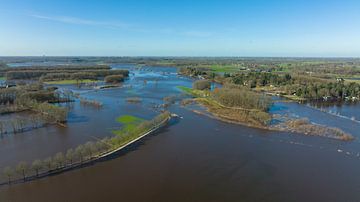 Vecht hoge waterstand overstroming bij de stuw Vilsteren van Sjoerd van der Wal