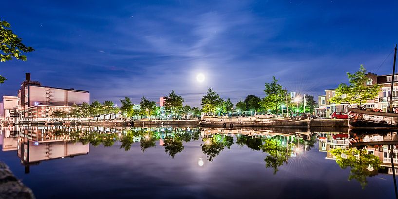 Emmakade Leeuwarden en de volle maan von Harrie Muis