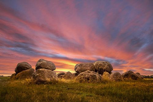 Hunebed tijdens zonsondergang.