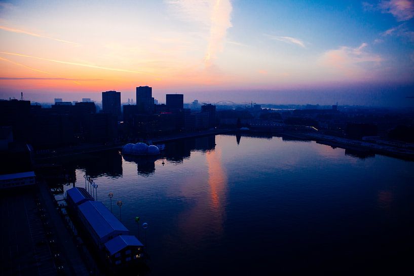Rotterdam erwacht bei Sonnenaufgang von Pieter Wolthoorn