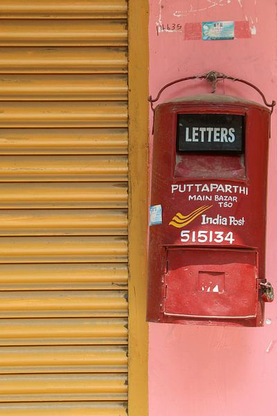 Photographie de voyage : vieille boîte aux lettres rouge en Inde par Danielle Roeleveld