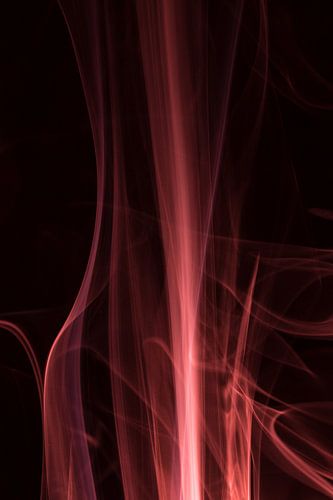 Rode wierook op een zwarte achtergrond