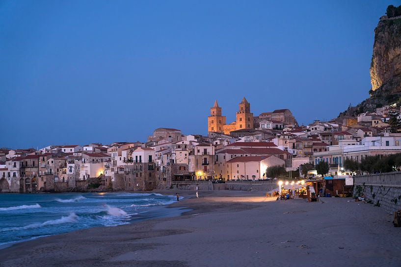Cefalu in de schemering, Sicilië van Peter Schickert
