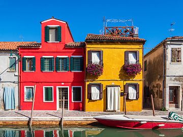 Kleurrijke gebouwen op het eiland Burano bij Venetië van Rico Ködder