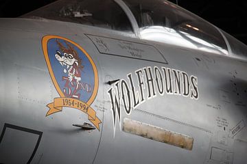 Logo 'Wolfhounds' 32e Tactical Fighter Squadron op neus van F-15 Eagle van Ramon Berk