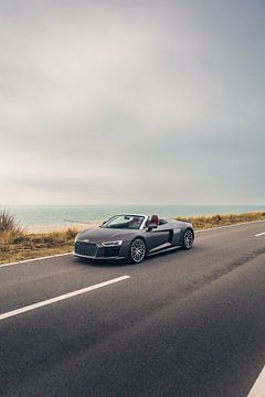 Audi R8 V10 met een Prachtig Zeezicht op de Achtergrond van Sebastiaan van 't Hoog