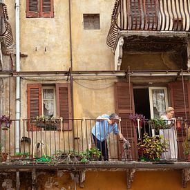 Italienischer Balkon, aufgenommen in der Stadt der Liebe.....(Verona) Romeo und Julia+ Hund! von Jeroen Somers