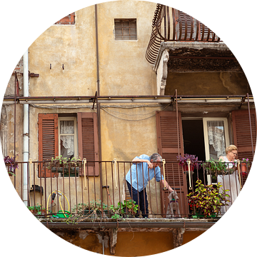 Italiaans balkon vastgelegd in de stad van de liefde.....(Verona) Romeo en Julia+ Hond! van Jeroen Somers