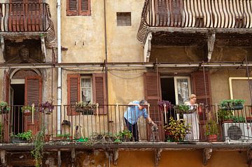 Italiaans balkon vastgelegd in de stad van de liefde.....(Verona) Romeo en Julia+ Hond! van Jeroen Somers