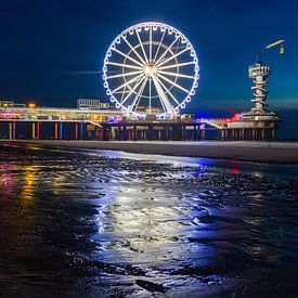 Scheveningen Pier Reuzenrad in de nacht met reflectie op het zand by Dexter Reijsmeijer