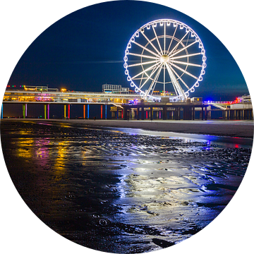 Scheveningen Pier Reuzenrad in de nacht met reflectie op het zand van Dexter Reijsmeijer