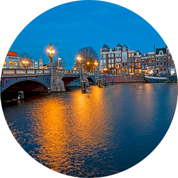 De Blauwbrug aan de Amstel in Amsterdam van Eye on You