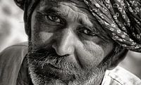 Man met baard uit Rahjastan, India. van Ton Bijvank thumbnail