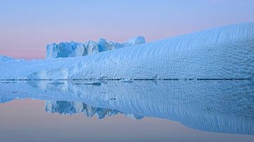 Reflectie van ijsbergen in Icebergcity van Ellen van Schravendijk