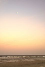 Blick vom Strand auf der Insel Usedom auf die Ostsee mit Mond am Himmel von Martin Köbsch