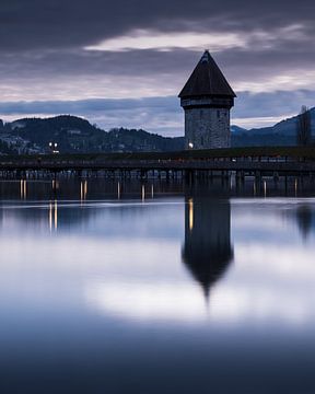 Luzern's Watertoren op de Kapellbrücke, in ochtend paars van José IJedema