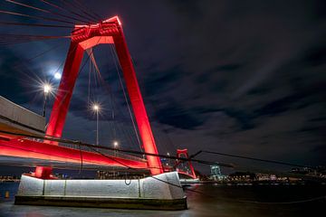 Willemsbrug Rotterdam by night van Karl Smits