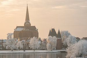 Blick auf Kampen und den Fluss IJssel im Winter
