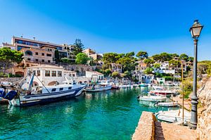 Idyllischer Blick auf das Fischerhafendorf Cala Figuera auf der Insel Mallorca, Spanien