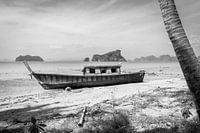 Bateau déserté sur la plage thaïlandaise