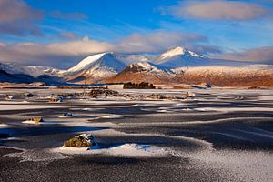 Gefrorenes Eis am Lochan na-h Achlaise mit schneebedecktem Black