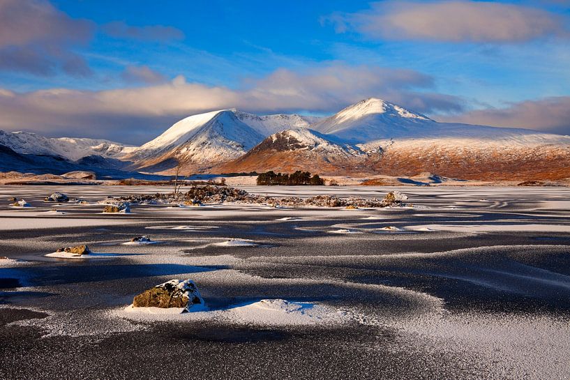 Gefrorenes Eis am Lochan na-h Achlaise mit schneebedecktem Black von Arch White