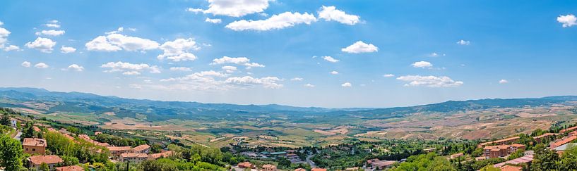 Panorama Toscane bij Volterra van Peter Baier