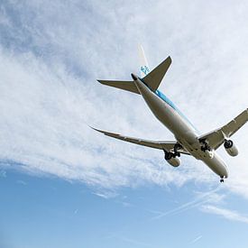 KLM Dreamliner just before landing at Schiphol by Robin Smeets