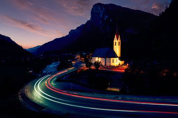 Zonsondergang over de parochiekerk Au in Vorarlberg van Bart cocquart