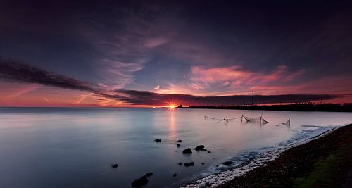 Fischernetze im Wattenmeer bei Sonnenaufgang
