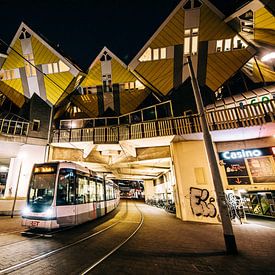 Würfelhäuser mit Straßenbahn in Rotterdam von Jordy Brada