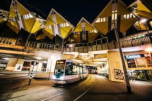Maisons en cube avec tramway à Rotterdam sur Jordy Brada