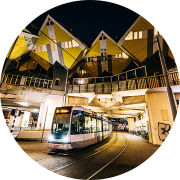 Kubuswoningen met Tram in Rotterdam van Jordy Brada