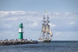 Segelschiff am Leuchtturm von Jürgen Schmittdiel Photography