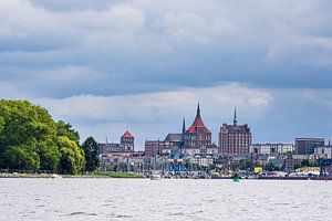 Blick über den Fluss Warnow auf die Hansestadt Rostock