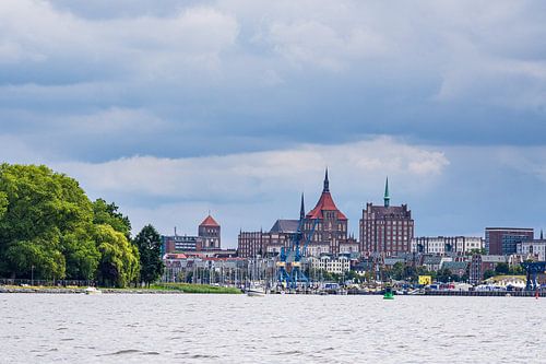 Uitzicht over de rivier de Warnow naar de Hanzestad Rostock