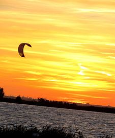 Vlieg over het water. by MeeJ FotoGrafie