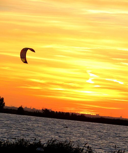 Vlieg over het water. by MeeJ FotoGrafie