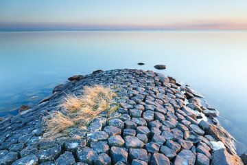 Golfbreker bij serene rust op het IJsselmeer | Stavoren, Nederland