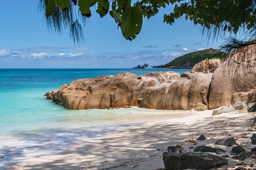 Op het strand van Anse Kerlan op het eiland Praslin, Seychellen van Peter Baier