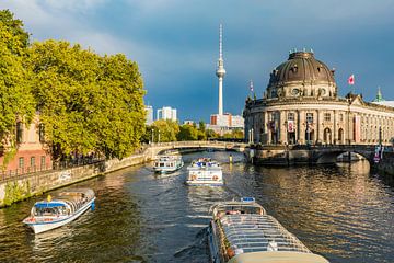 Ausflugsboote auf der Spree in Berlin von Werner Dieterich