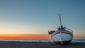 Fischerboote am dänischen Strand bei Sonnenuntergang.