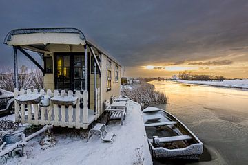 Pipo wagen met bootje in de sneeuw