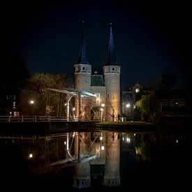 Oostpoort delft bij nacht. Reflectie in het water van Linda van der Meer