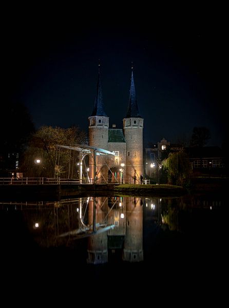 Oostpoort delft bij nacht. Reflectie in het water van Linda van der Meer