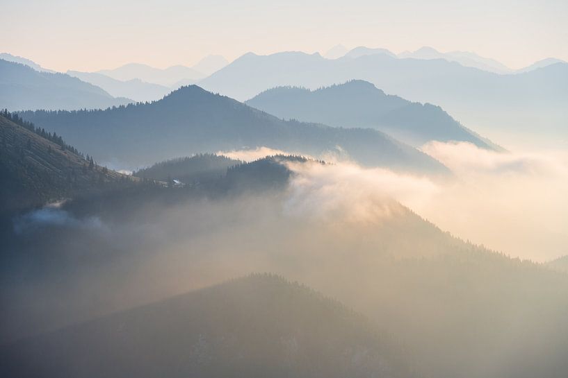 Ein nebeliger Morgen in den Bayerischen Alpen von Daniel Gastager