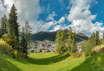 Zicht op een stad in het Landwasserdal, Davos, Graubünden, Zwitserland