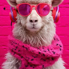 Lustiges Rosa Schaf mit Kopfhörern und Sonnenbrille von Frank Daske | Foto & Design